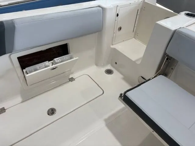 Slide: The Image of Robalo R250 Center Console 2026 - 11