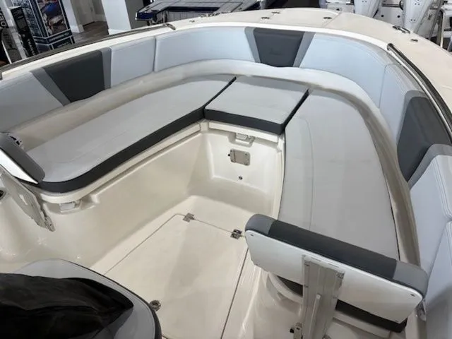 Slide: The Image of Robalo R250 Center Console 2026 - 4