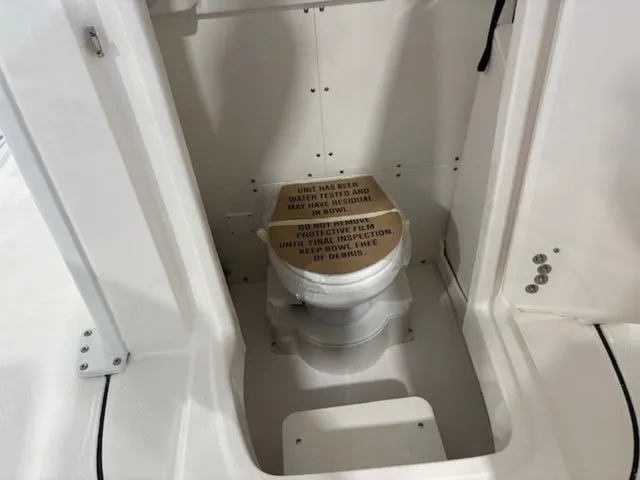 Slide: The Image of Robalo R250 Center Console 2026 - 6