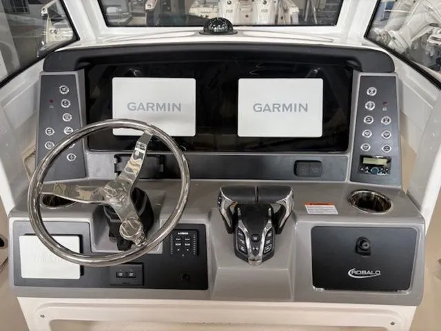 Slide: The Image of Robalo R250 Center Console 2026 - 8