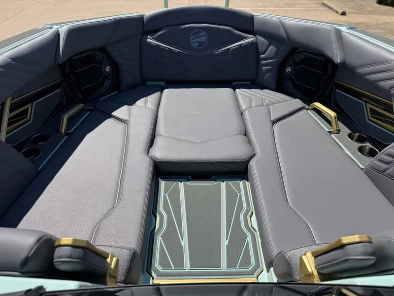 Slide: The Image of Tigé Ultré 25ZX 2026 - 21