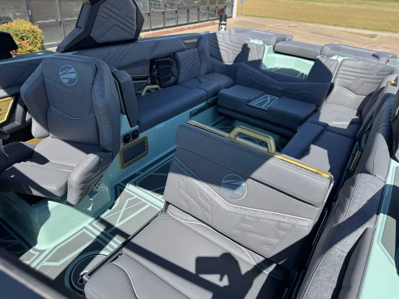 Slide: The Image of Tigé Ultré 25ZX 2026 - 24