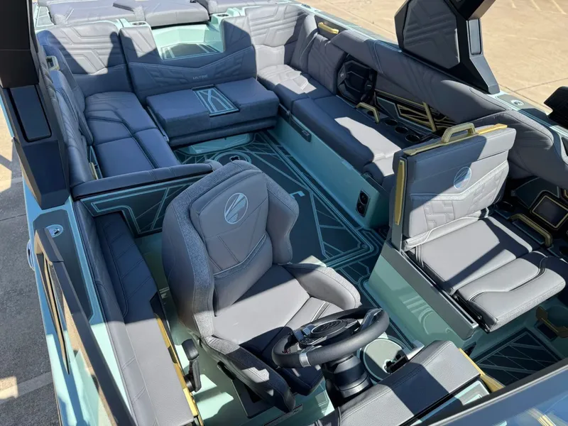 Slide: The Image of Tigé Ultré 25ZX 2026 - 25