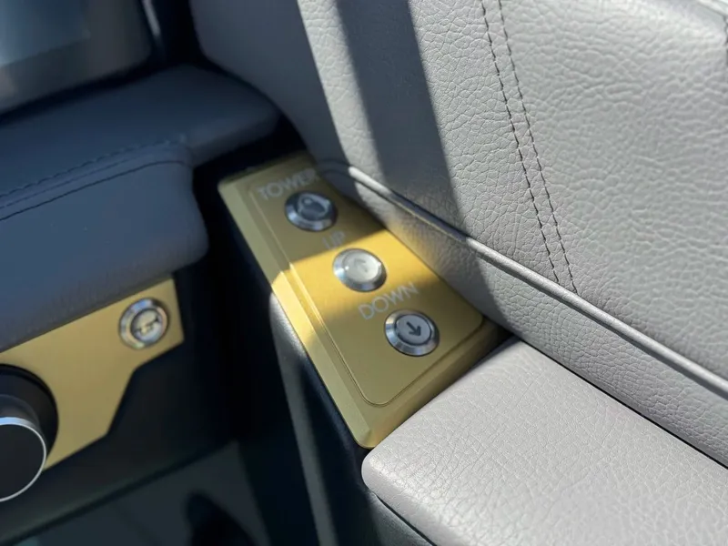 Slide: The Image of Tigé Ultré 25ZX 2026 - 26