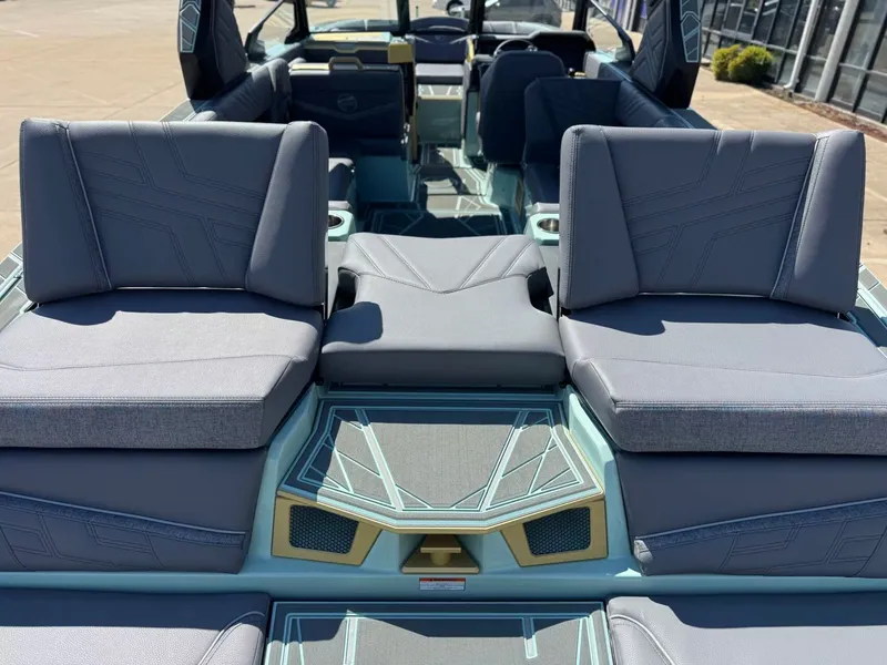 Slide: The Image of Tigé Ultré 25ZX 2026 - 8