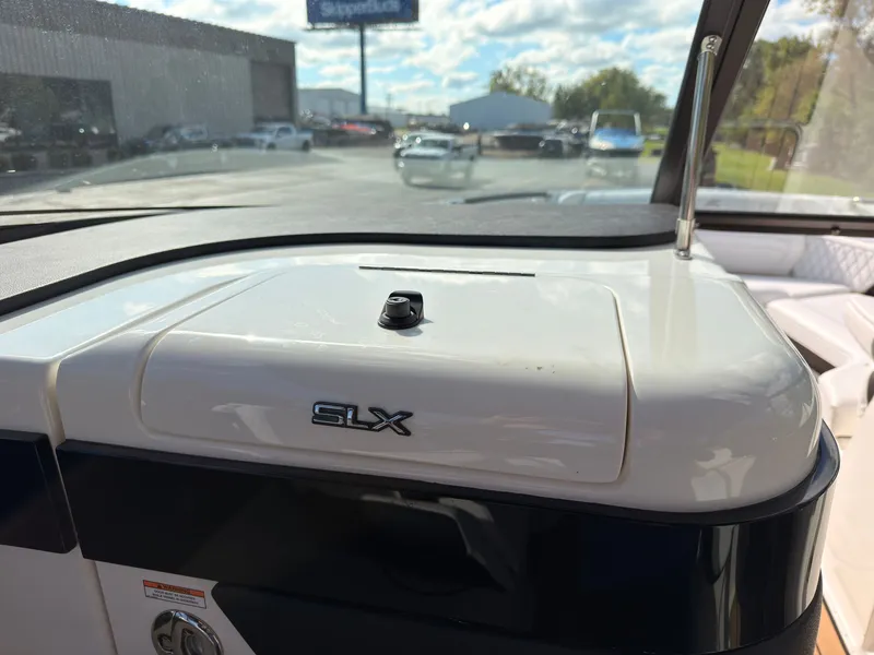Slide: The Image of Sea Ray SLX 280 Outboard 2026 - 65