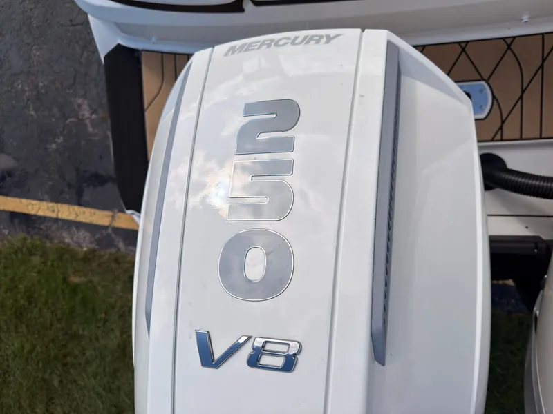 Slide: The Image of Sea Ray SLX 280 Outboard 2026 - 100