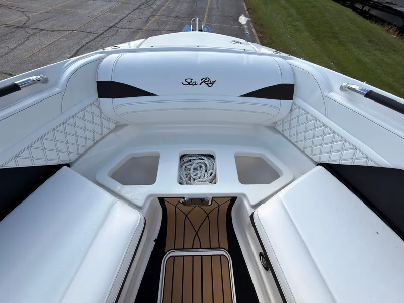 Slide: The Image of Sea Ray SLX 280 Outboard 2026 - 90