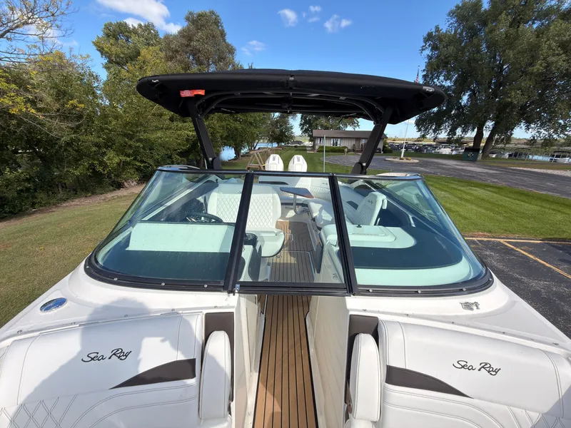 Slide: The Image of Sea Ray SLX 280 Outboard 2026 - 96