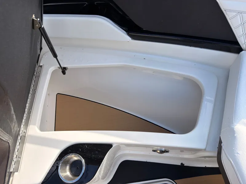 Slide: The Image of Sea Ray SLX 280 Outboard 2026 - 88