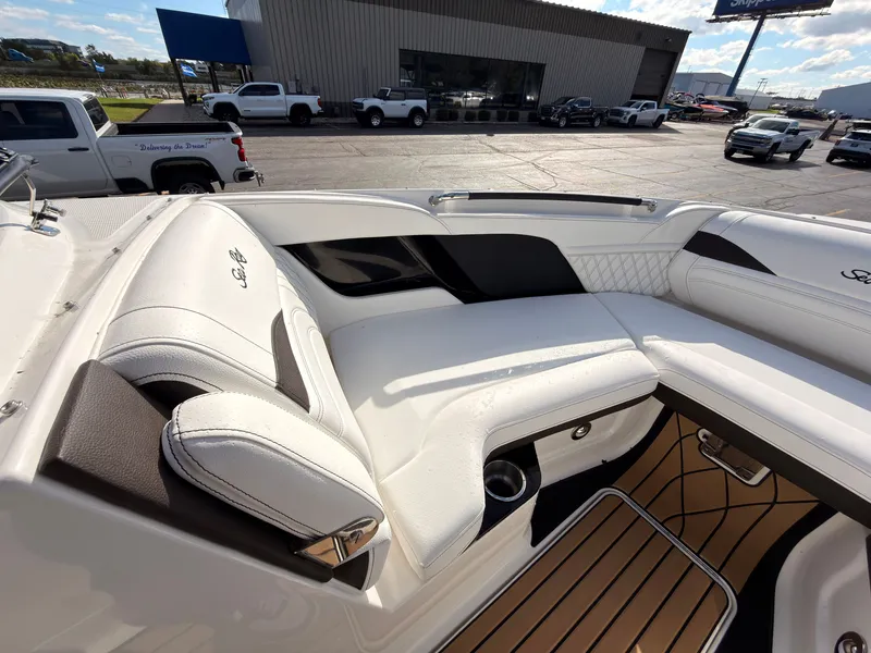 Slide: The Image of Sea Ray SLX 280 Outboard 2026 - 86