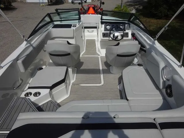 Slide: The Image of Sea Ray SPX 210 Outboard 2022 - 26