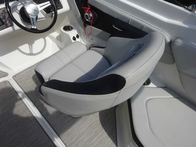 Slide: The Image of Sea Ray SPX 210 Outboard 2022 - 27