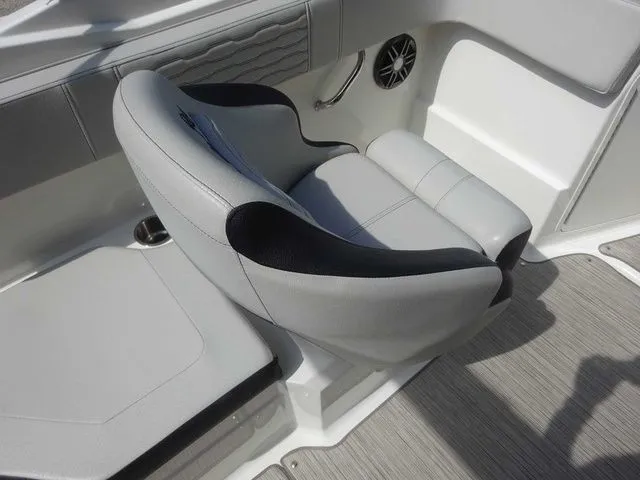 Slide: The Image of Sea Ray SPX 210 Outboard 2022 - 30