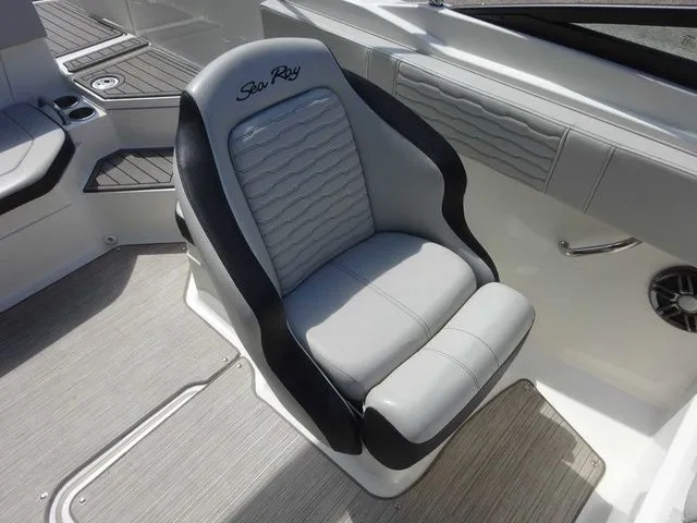 Slide: The Image of Sea Ray SPX 210 Outboard 2022 - 31