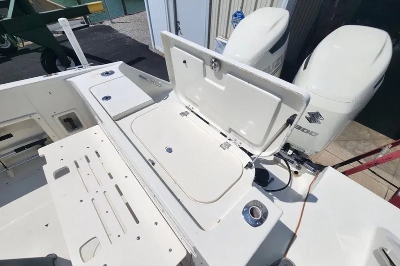 Slide: The Image of Hydra-Sports Vector 2800 CC 2006 - 10