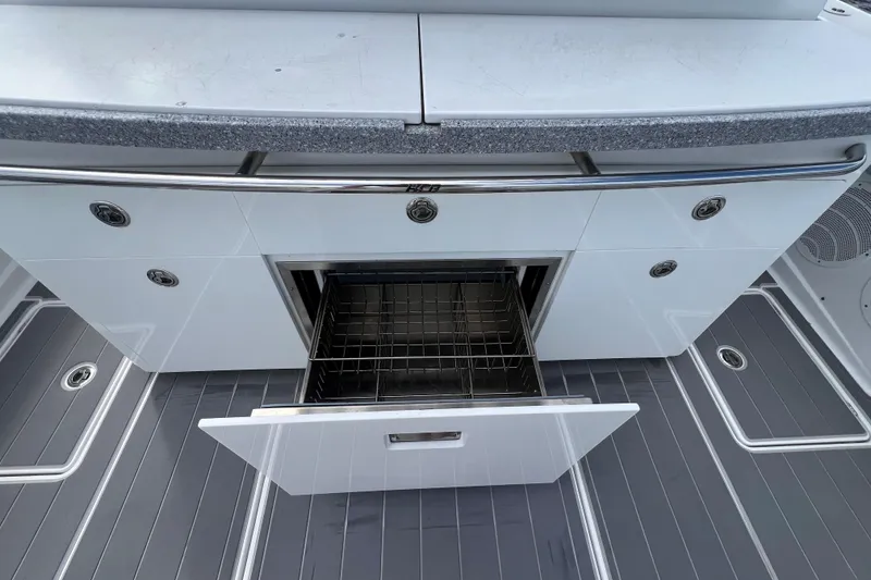 Slide: The Image of HCB 53 Title Wave - Helm - 14