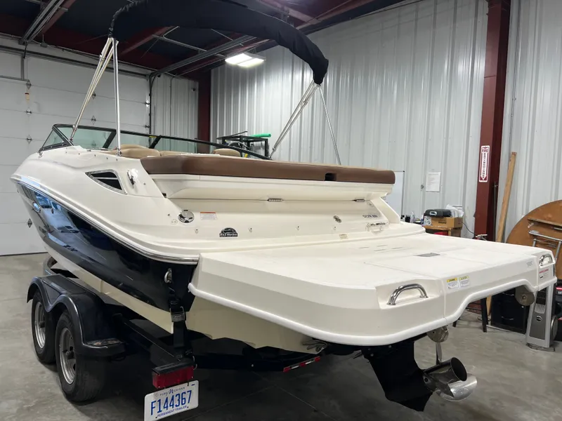 The Image of Sea Ray 220 SDX 2017 - 0