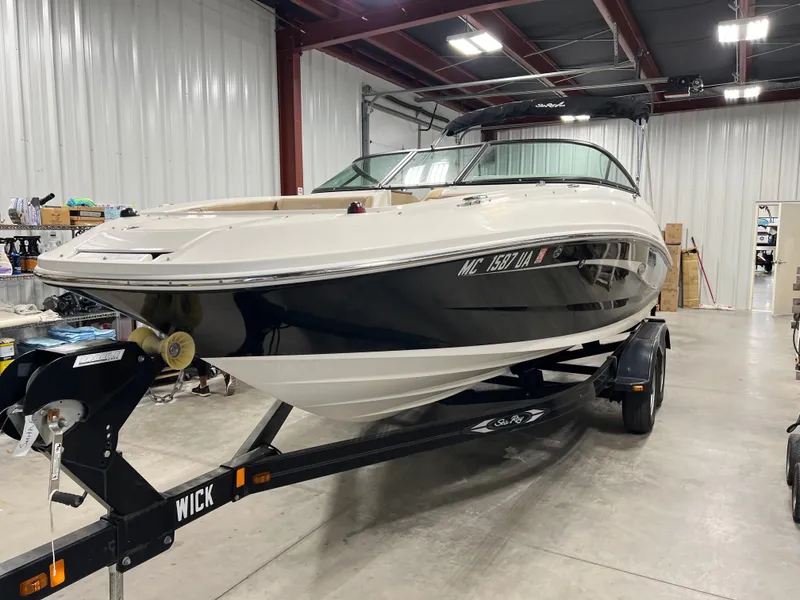 Slide: The Image of Sea Ray 220 SDX 2017 - 1