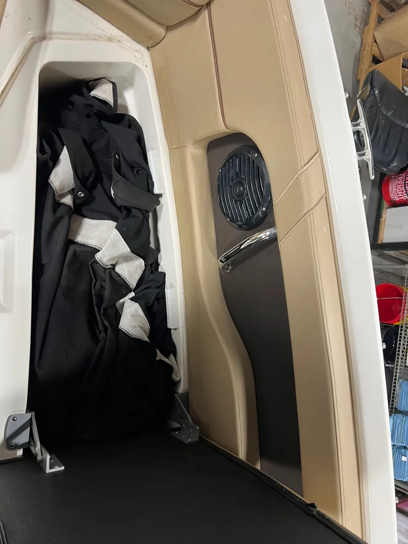 Slide: The Image of Sea Ray 220 SDX 2017 - 10