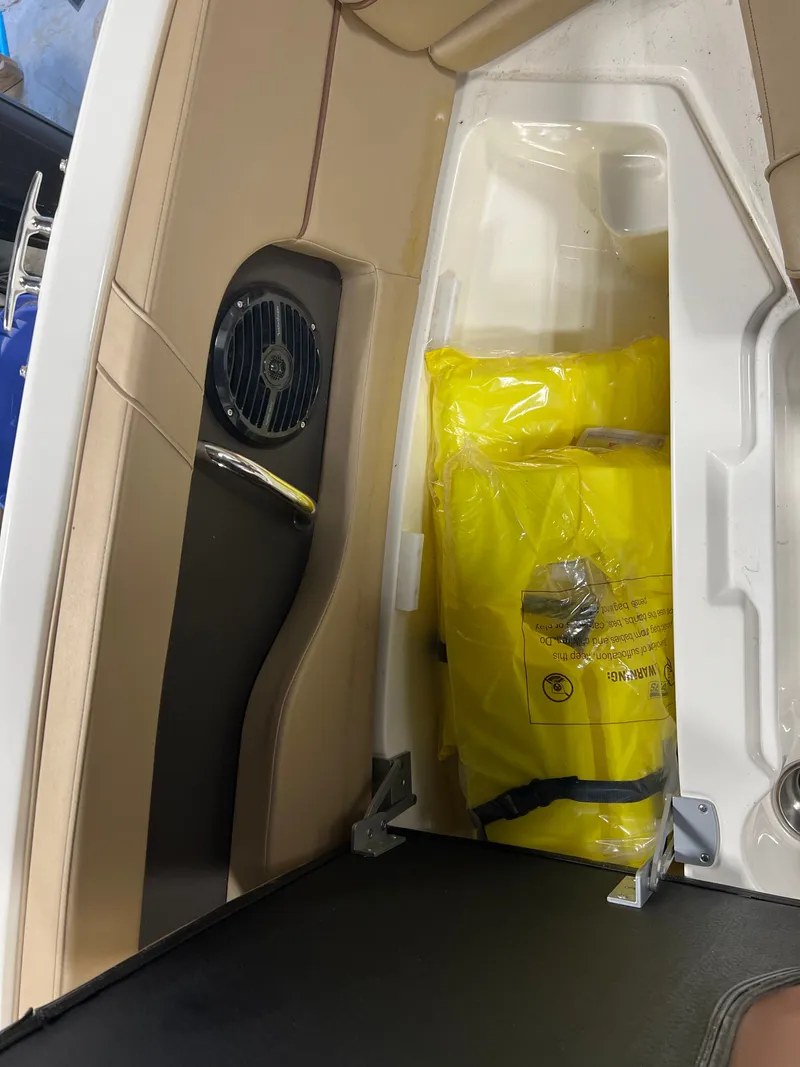 Slide: The Image of Sea Ray 220 SDX 2017 - 12