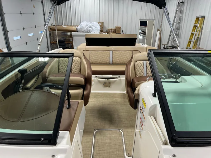 Slide: The Image of Sea Ray 220 SDX 2017 - 13