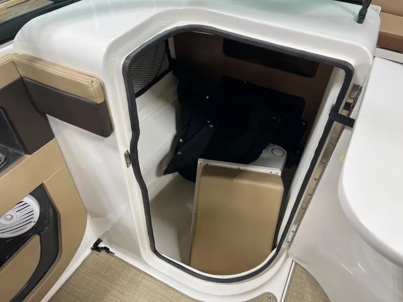 Slide: The Image of Sea Ray 220 SDX 2017 - 16