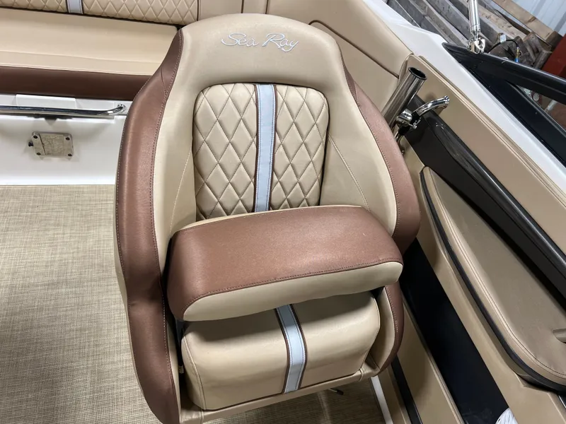 Slide: The Image of Sea Ray 220 SDX 2017 - 17