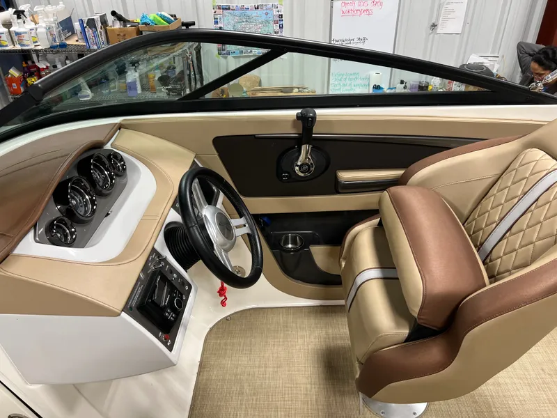 Slide: The Image of Sea Ray 220 SDX 2017 - 19