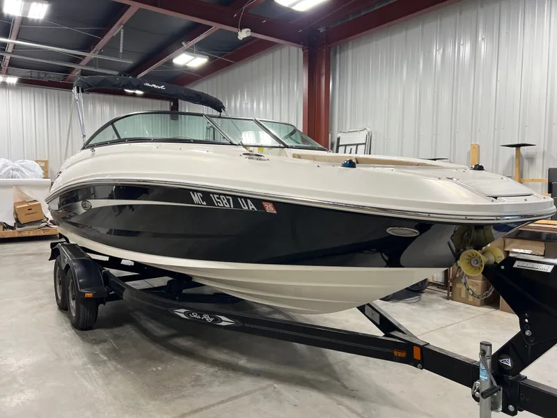 Slide: The Image of Sea Ray 220 SDX 2017 - 2