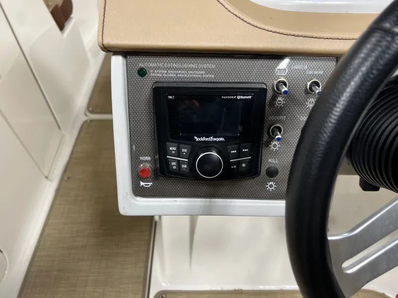 Slide: The Image of Sea Ray 220 SDX 2017 - 21