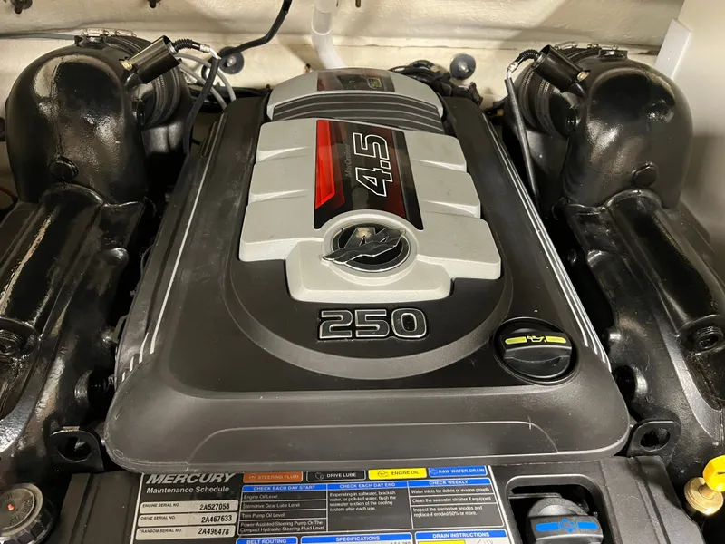 Slide: The Image of Sea Ray 220 SDX 2017 - 25