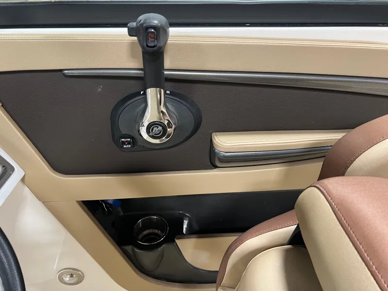 Slide: The Image of Sea Ray 220 SDX 2017 - 26