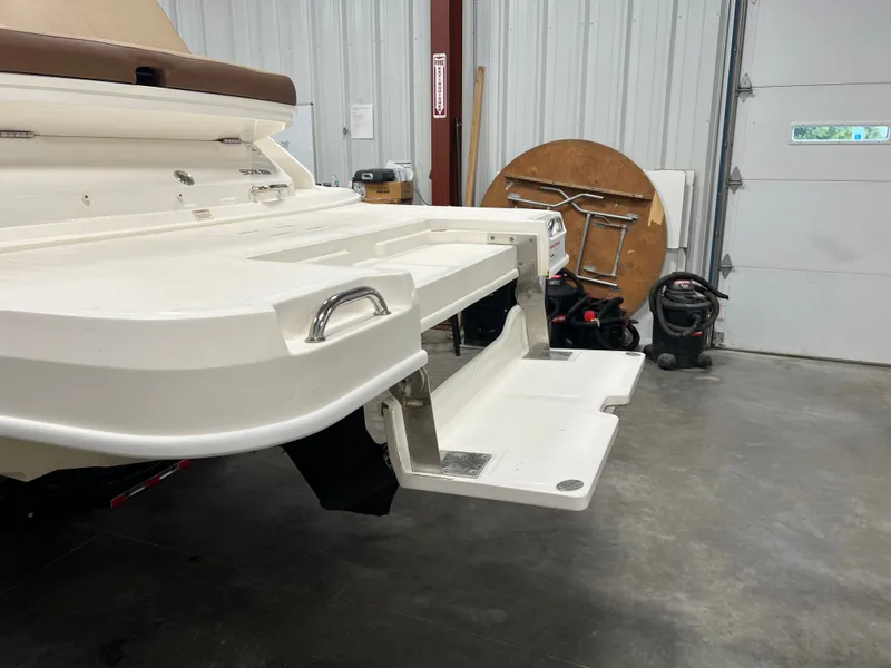 Slide: The Image of Sea Ray 220 SDX 2017 - 28