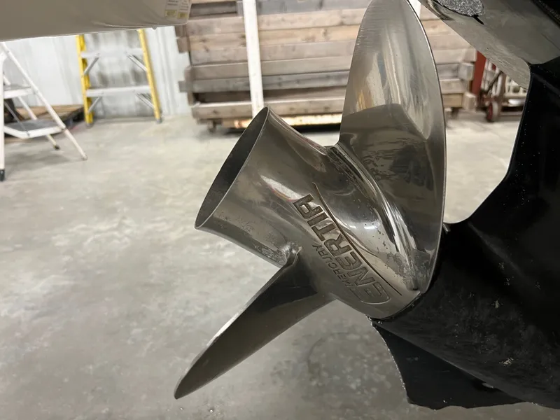 Slide: The Image of Sea Ray 220 SDX 2017 - 30