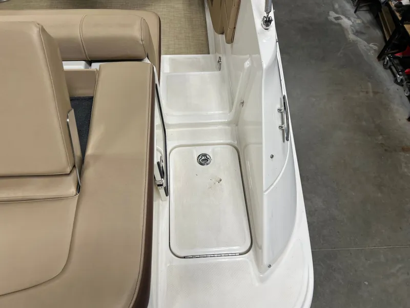 Slide: The Image of Sea Ray 220 SDX 2017 - 7