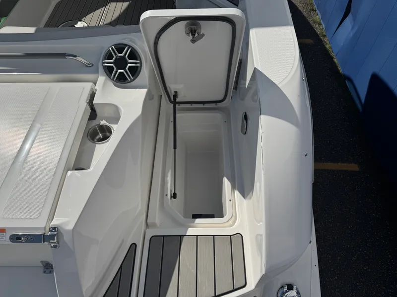 Slide: The Image of Sea Ray SLX 350 2026 - 10