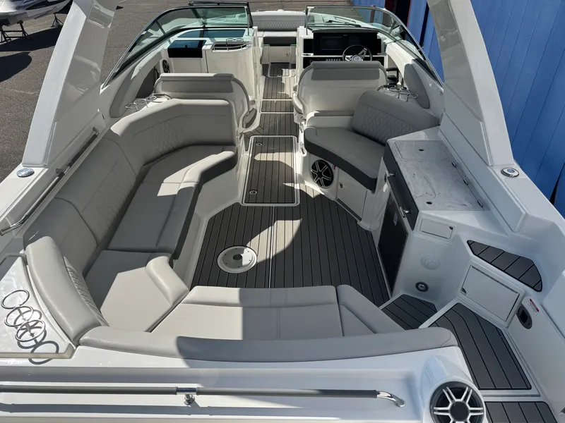 Slide: The Image of Sea Ray SLX 350 2026 - 11