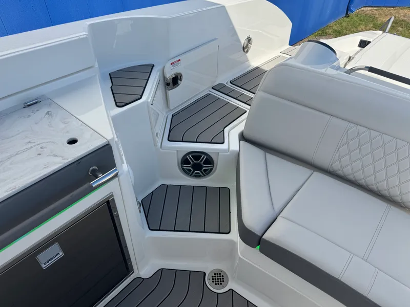 Slide: The Image of Sea Ray SLX 350 2026 - 13