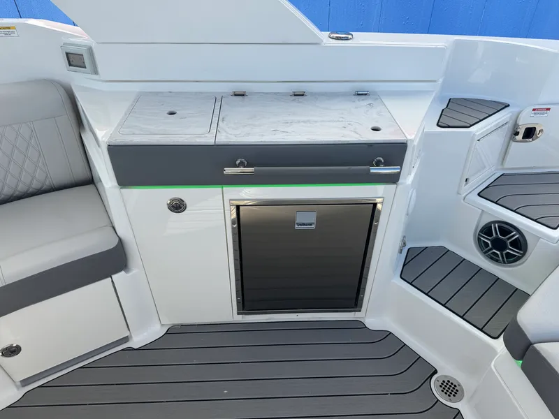 Slide: The Image of Sea Ray SLX 350 2026 - 14