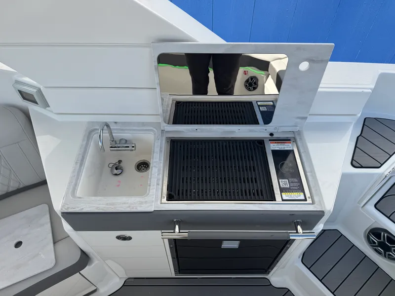 Slide: The Image of Sea Ray SLX 350 2026 - 15