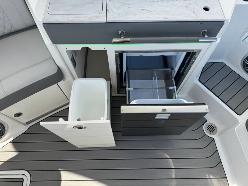 Slide: The Image of Sea Ray SLX 350 2026 - 16