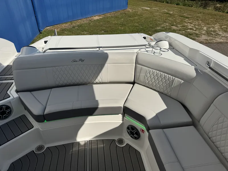 Slide: The Image of Sea Ray SLX 350 2026 - 17