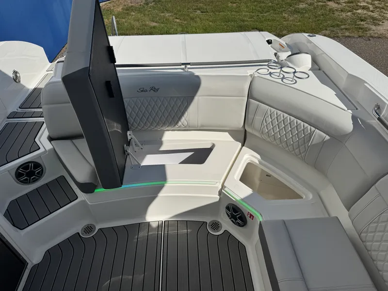 Slide: The Image of Sea Ray SLX 350 2026 - 18