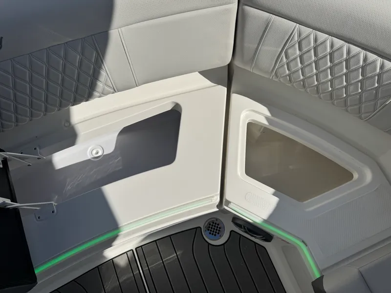 Slide: The Image of Sea Ray SLX 350 2026 - 19