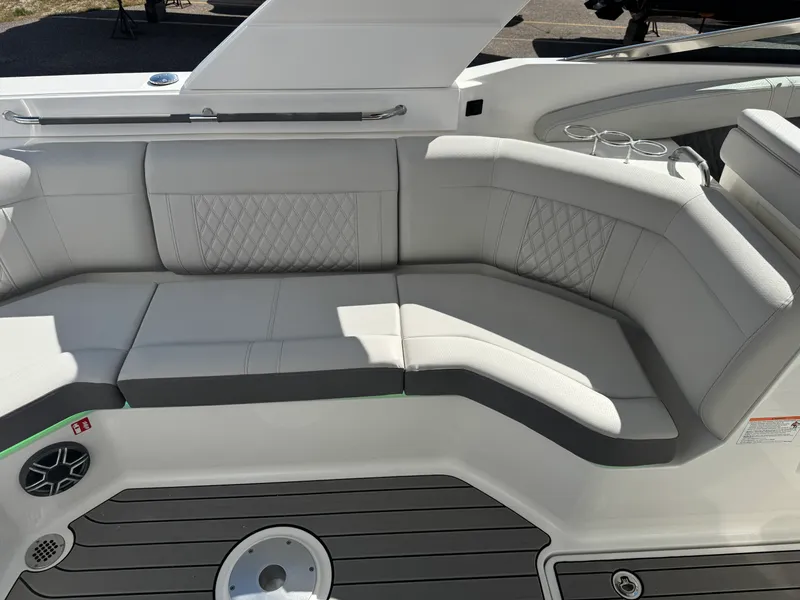 Slide: The Image of Sea Ray SLX 350 2026 - 20