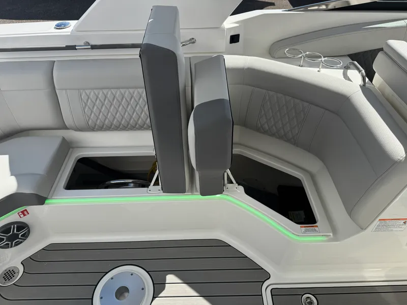 Slide: The Image of Sea Ray SLX 350 2026 - 21