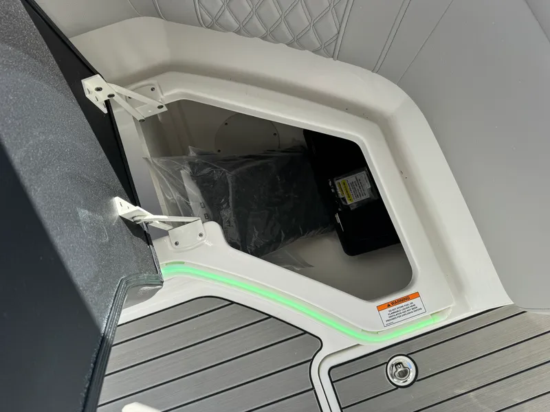 Slide: The Image of Sea Ray SLX 350 2026 - 23