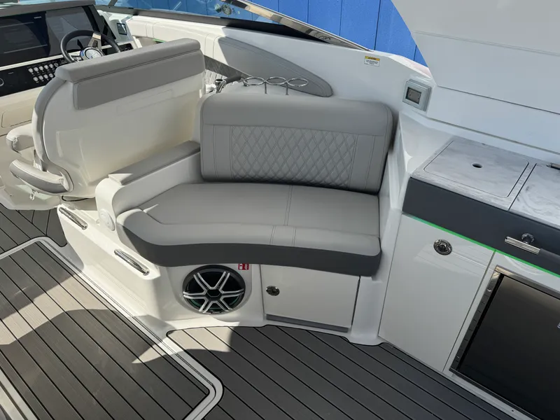 Slide: The Image of Sea Ray SLX 350 2026 - 24