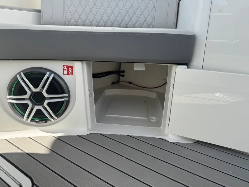 Slide: The Image of Sea Ray SLX 350 2026 - 25